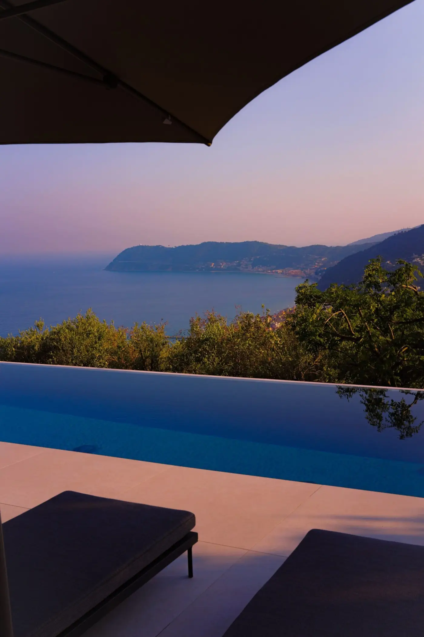 Tramonto sulla baia di Alassio visto da un lettino a bordo piscina