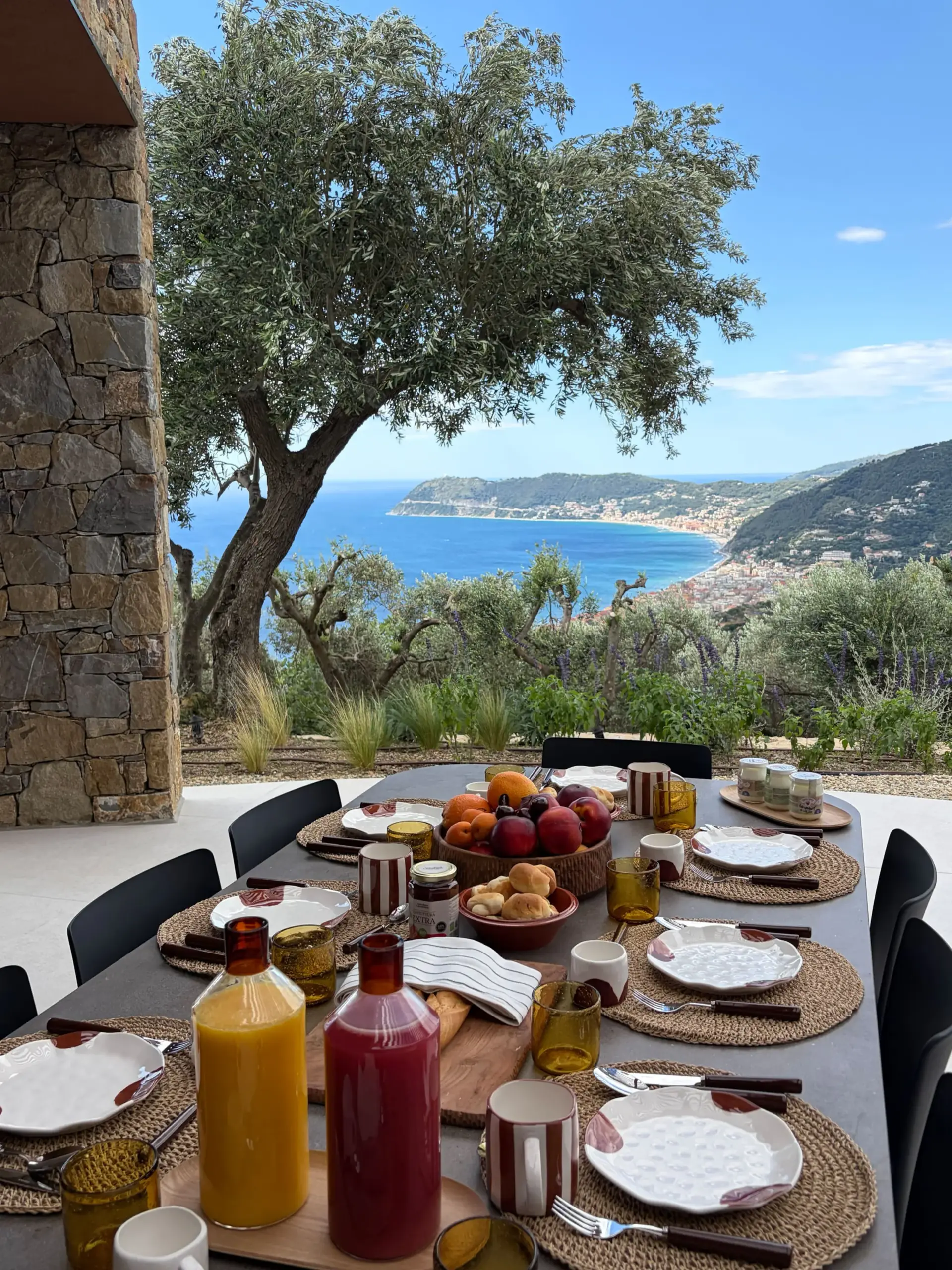 Tavola della colazione sul patio, con il mare sotto