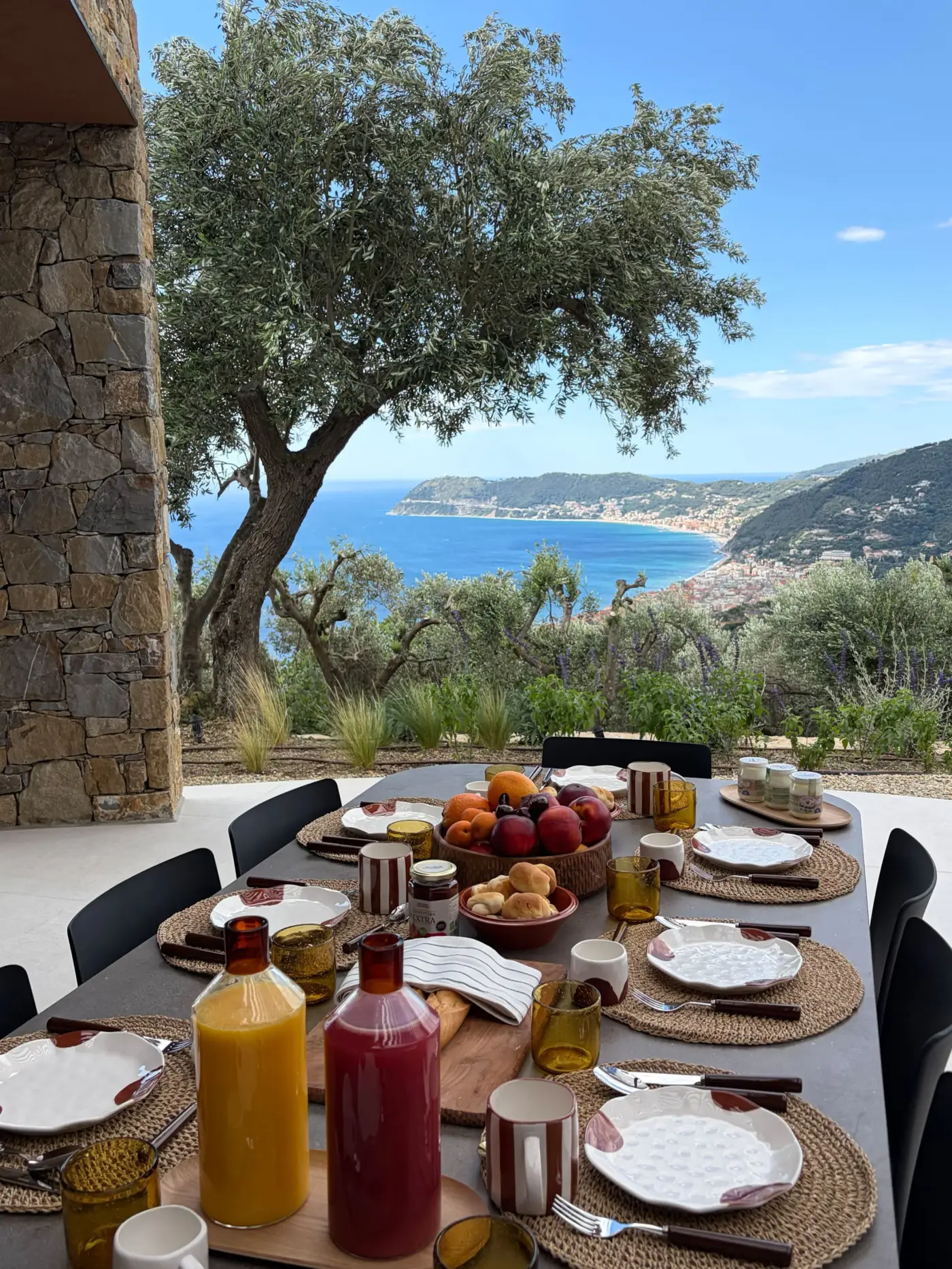 Tavola della colazione sul patio, con il mare sotto