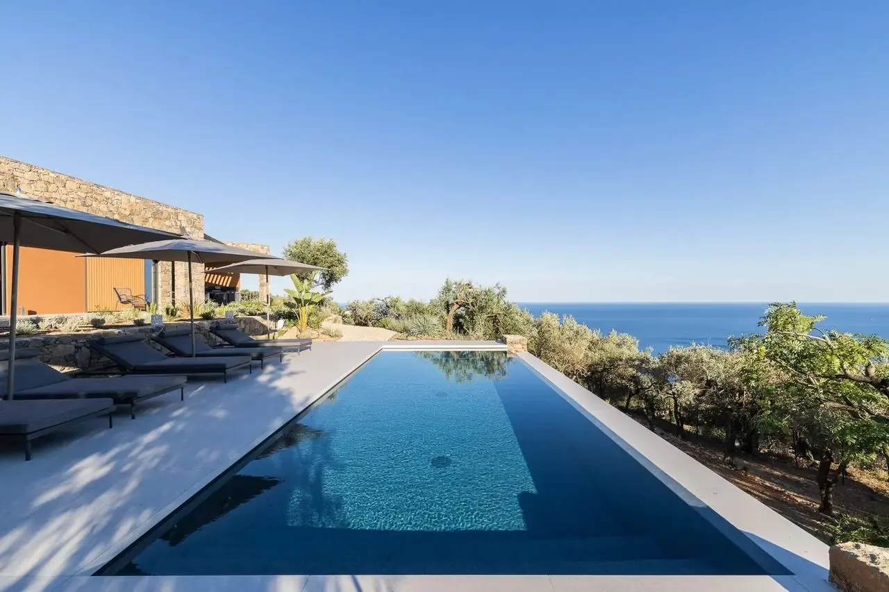 Infinity pool running towards the horizon over the bay of Alassio