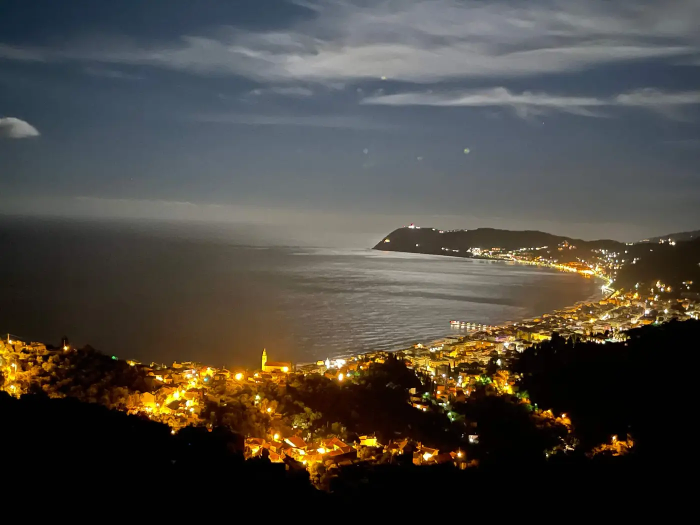 Alassio e la sua baia illuminate di notte, viste dalla villa